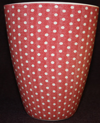 Spot triangular vase.